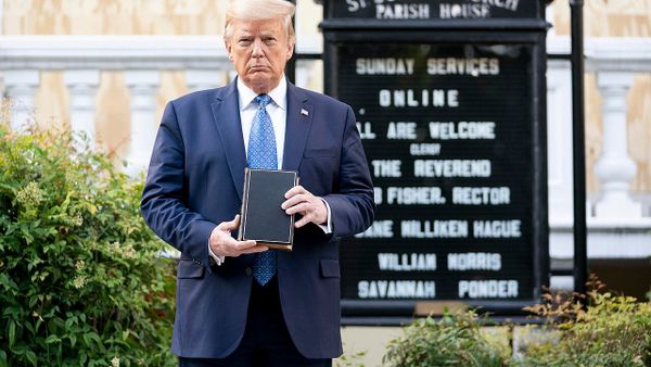 Trump angazhohet të mbajë Infantinon në krye të FIFA-s — presioni për dorëheqje rritet