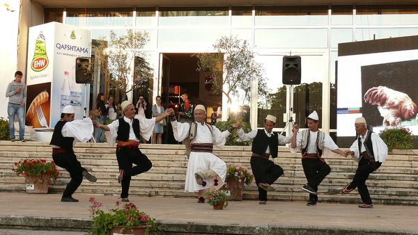 Valle burrash me kostum tradicional shqiptar