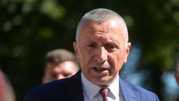 Kamberi: Serbia s'mund të integrohet në BE duke glorifikuar kriminelët e luftës