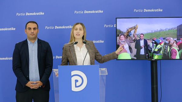 Zhupa: Votat e PS-së kthejnë oborrin e shkollës në Sarandë në parking