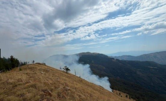 Dy vatra të reja zjarri në Dibër e Bulqizë aktive, era e fortë e ndihmon