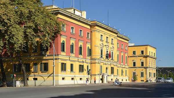 Zjarr në Shqipëri: Pesë vatra mbeten aktive, evakuohen katër familje në Mallakastër