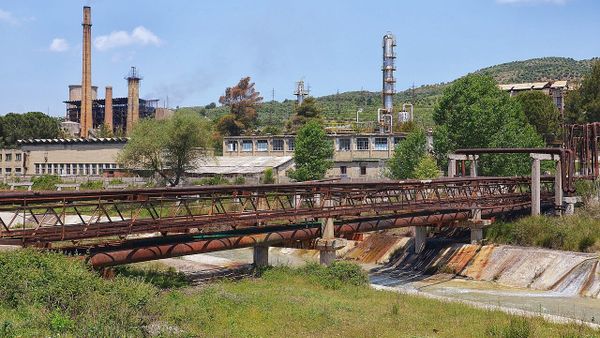 Zjarret jashtë kontrollit në Mallakastër — evakuohen 4 familje