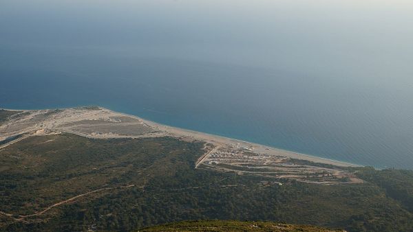 Zjarret në Shqipëri favorizohen nga era dhe temperaturat