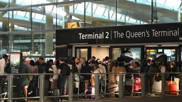 Kaos në aeroportet britanike pas një problemi teknik