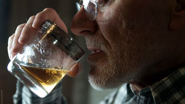 Alkooli më pak i dëmshëm për të moshuarit mbi 50 vjeç