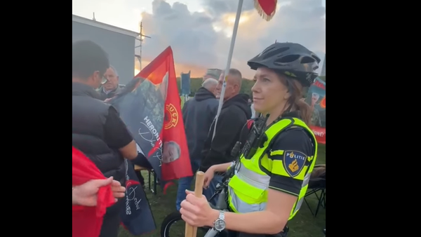 Polica e Hagës konfiskon shtizat e flamujve përpara verdiktit për ish-krerë të UÇK-së