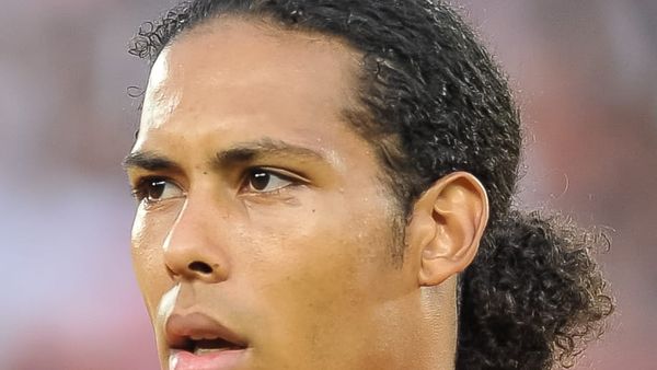 Virgil van Dijk kërkon qartësi për të ardhmen dhe takon Xavi Hernandez