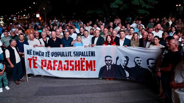 “Ora e Pritjes” në Gjakovë, baneri “Të pafajshëm” për krerët e UÇK-së