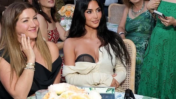 Kim Kardashian dhuron 50 mijë dollarë për familjet në kufirin SHBA-Meksikë