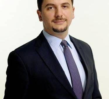 Memli Krasniqi poston foto nga sheshi në Prishtinë në pritje të verdiktit të Hagës