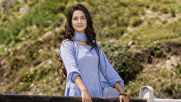Tragjedi në Indi: 21-vjeçarja zhduket pasi hidhet në lumë