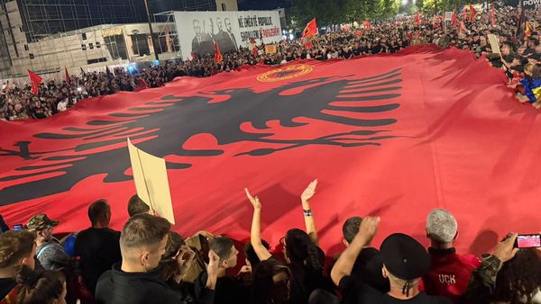 Flamuri gjigant me emblemën e UÇK-së shpaloset në protestën kundër Hagës
