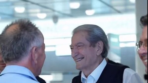 Sali Berisha mbërrin në SHBA dhe pritet nga shqiptarët