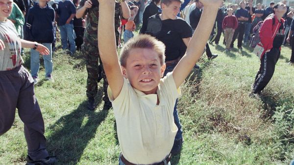 UNMIK publikon fotografi të rrallë nga 1999, simbol shprese