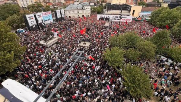 Hoxhaj përshëndet marshuesit: 100 mijë shqiptarë me UÇK-në në zemër