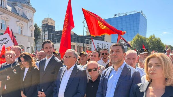 Bedri Hamza dhe deputetët e PDK-së bashkohen protestës kundër vendimit të Hagues