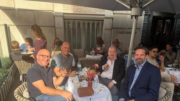 Lladrovci takon Lordin Michael dhe eurodeputetin Mandl