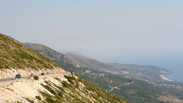 Zjarri në Himarë shkrumben dy banesa, rrezikohen rreth 40 të tjera