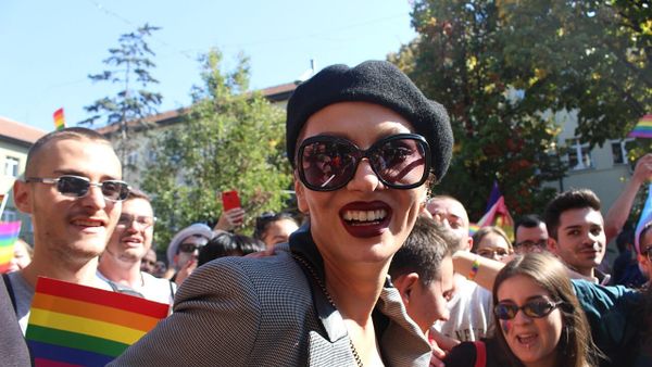 Adelina Ismaili publikon këngën "Ushtarit tim" pas vendimeve të Hagës