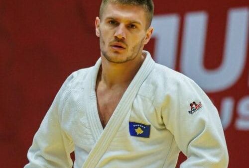 Akil Gjakova eliminohet, Dardan Cena kalon raundin e parë në Grand Slamin e Hungarisë