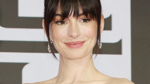 Anne Hathaway shtatzënë shfaqet në hapjen e dyqanit Moncler në New York