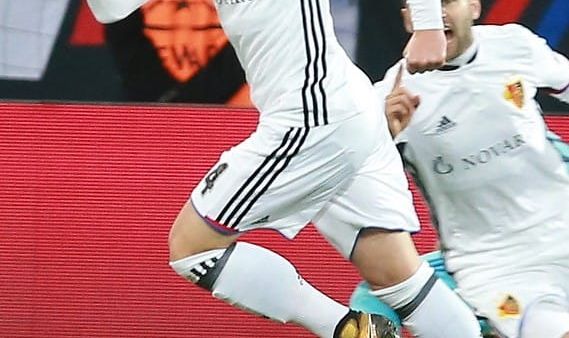 Taulant Xhaka del në mbrojtje të vëllait pas situatës kritike