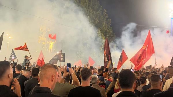 Qytetarë protestojnë për tretën natë radhazi në Prishtinë kundër vendimit të Speciales