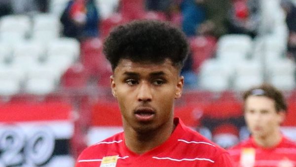 Karim Adeyemi mbajton bijën Hanë me fanellë të Barcelonës, imazhi kap vëmendjen