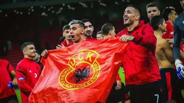 Shqipëria mposht Bjellorusinë 2-0 dhe lojtarët festojnë me flamurin e UÇK-së
