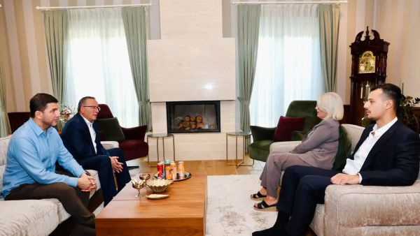 Hamza viziton familjet Thaçi, Veseli dhe Krasniqi pas Hagës