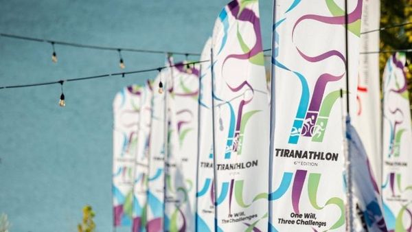 Tiranathlon bllokon disa akse rrugore dhe devijon transportin
