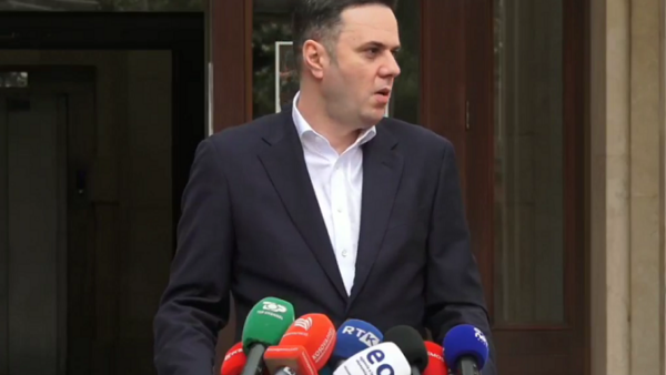 Abdixhiku kërkon falje popullit, thotë se nuk mundet me këtë grup parlamentar