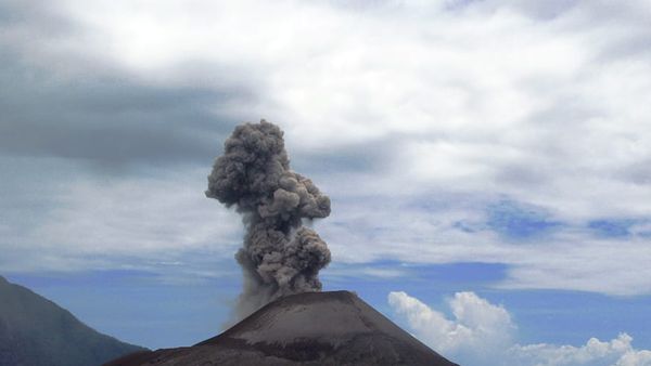 Aktiviteti i vullkanit Anak Krakatau ndërpret fluturimet në Xhakartë