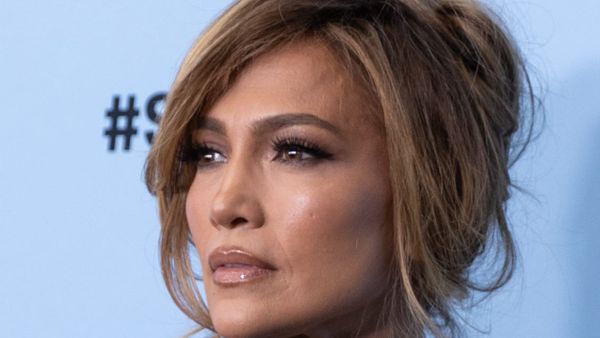 Jennifer Lopez rikthen manikyrin chai latte në trendin e vjeshtës 2026