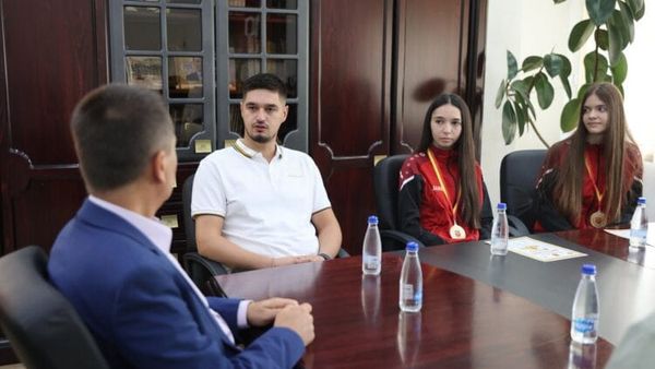 Kryetari Kasami pritet karateistet e reja Buna Sherifi dhe Erjona Emini