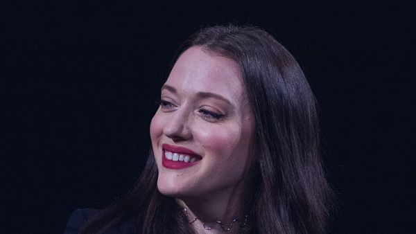 Kat Dennings rrëfen refuzimin e saj të filmojë skenë me sytjenë për "2 Broke Girls"