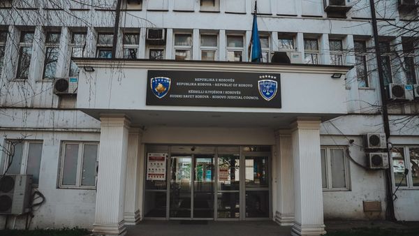 Krerët e gjykatave ngrenë alarmin për mijëra lëndë në pritje dhe paga të ulëta