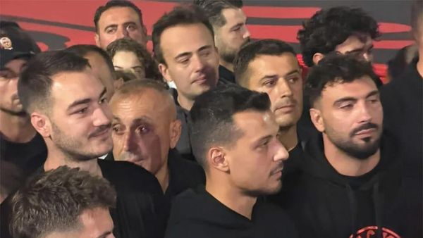 Ledri Vula me bluzë me Thaçin në protestën e pestë në Prishtinë