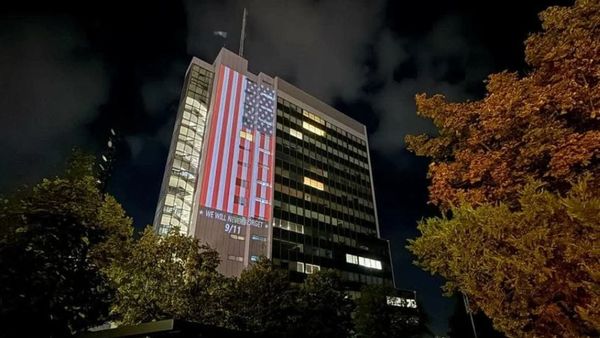 Flamuri amerikan në godinën qeveritare, mesazhi kundër harresës për 11 Shtatorin