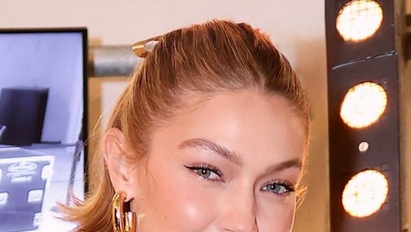 Gigi Hadid shfaqet në Paris me nënën dhe vajzën e Bradley Cooper
