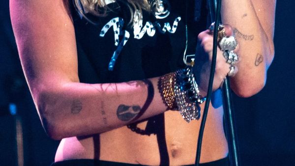 Miley Cyrus zbulon detaje të bisedës së fundit me Dolly Parton