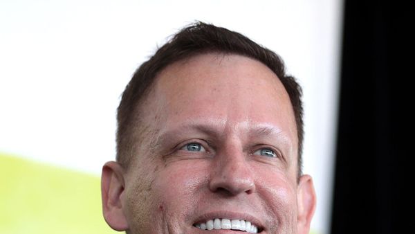 Peter Thiel nderuar në Berlin, pasuria 35,7 miliard dollarë dhe ndikimi i Palantir