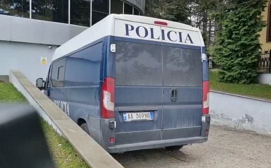 Arrestohet personi që transportonte emigrantë të paligjshëm në Maliq