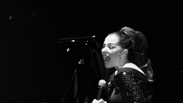 Rona Nishliu do të këndojë në Çair për festat e Nëntorit