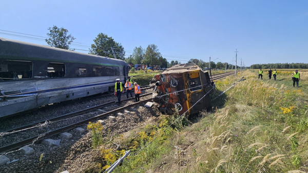 Treni përplaset me betonierë në Poloni, një i vdekur dhe 20 të plagosur