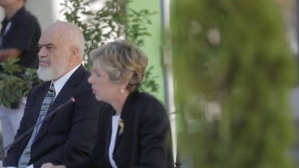 Evis Sala shpjegon arsyet e dorëheqjes: angazhime ndërkombëtare në onkologji dhe AI