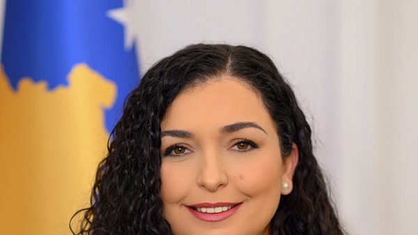 Vjosa Osmani merr pjesë në gala mbrëmjen e Albanian-American Relations Council në SHBA,…