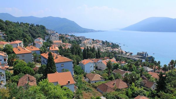 Kori nga Beogradi provokon me këngë nacionaliste në Herceg Novi