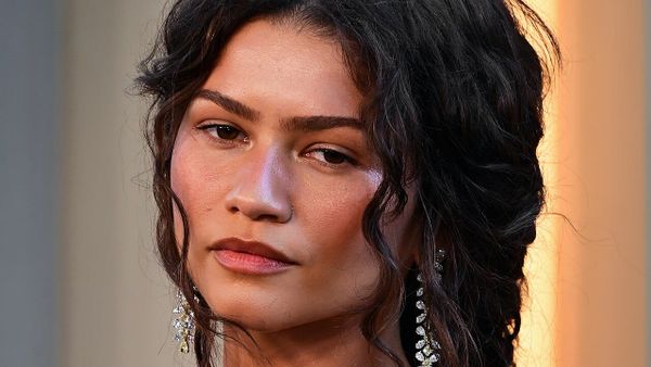 Zendaya shkëlqen në Emmy Awards me fustanin e mbuluar me kristale